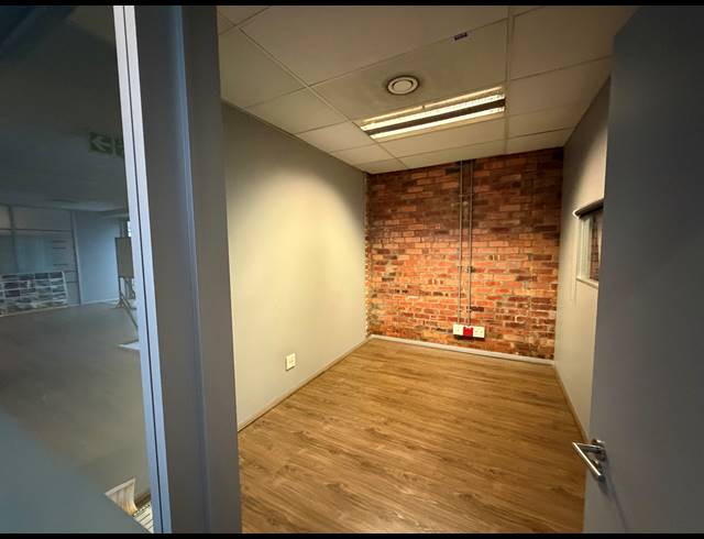 190M² BUILDING TO LET IN GREEN POINT